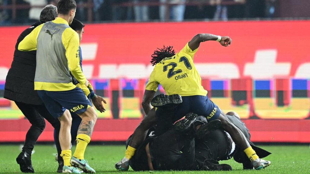 Pelea sobre el terreno de juego tras el partido entre el Trabzonspor y el Fenerbahçe.