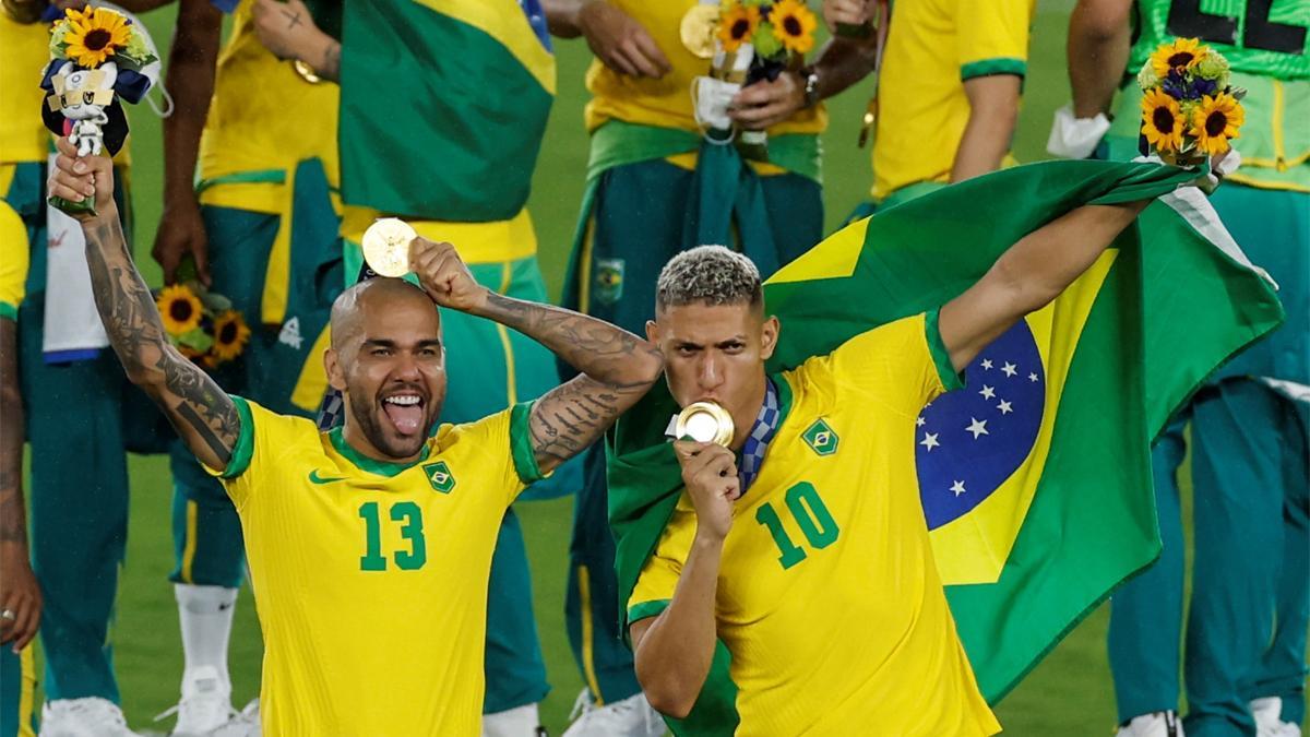 Dani Alves celebra la medalla de oro en los Juegos Olímicos ganado ante España