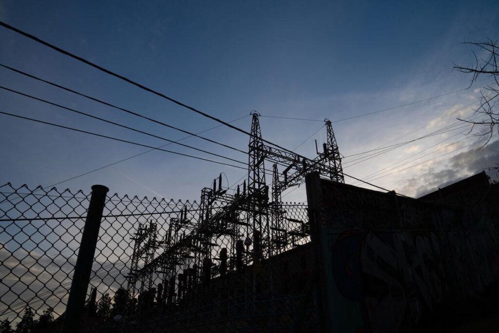 PRECIO LUZ | La luz baja este domingo a 3,97 €/MWh y se mantendrá a cero euros hasta las 18 horas