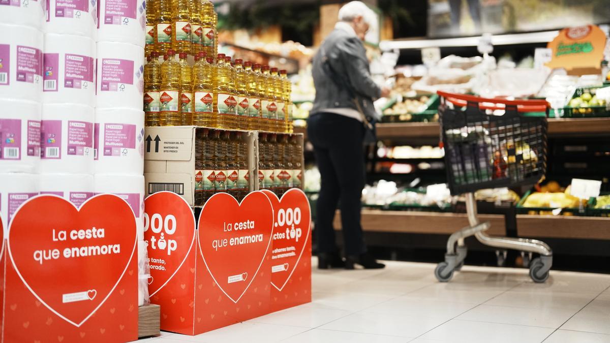Archivo - Una persona en un supermercado.