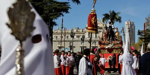 la Puerta del Sol como epicentro de las procesiones de Madrid