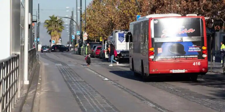 Muere al chocar su coche contra una rotonda en Granada