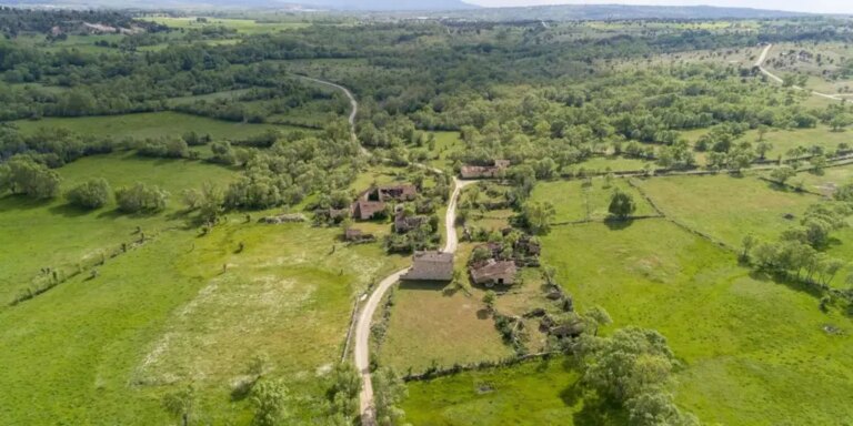 Se vende pueblo cerca de Madrid por 180,000 euros: casi 5,000 metros cuadrados y un castillo