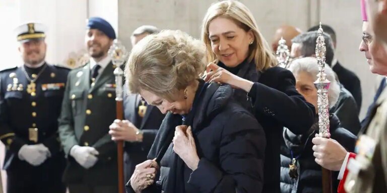 La Reina Doña Sofía, acomapañada de la Infanta Cristina, acude a la salida del Cristo de los Alabarderos