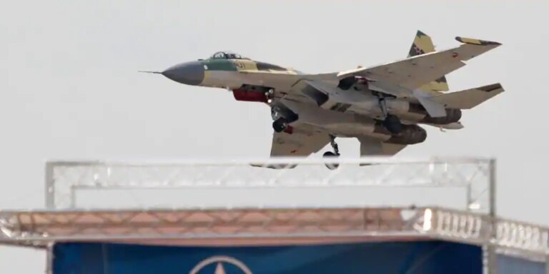 Un avión militar ruso se estrella frente a la costa de Crimea, pero el piloto sobrevive