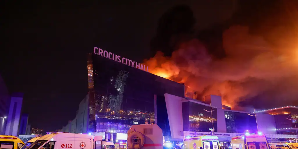 Lo que se sabe del tiroteo: entre cinco y veinte enmascarados, un edificio envuelto en llamas y más de 70 ambulancias en el lugar