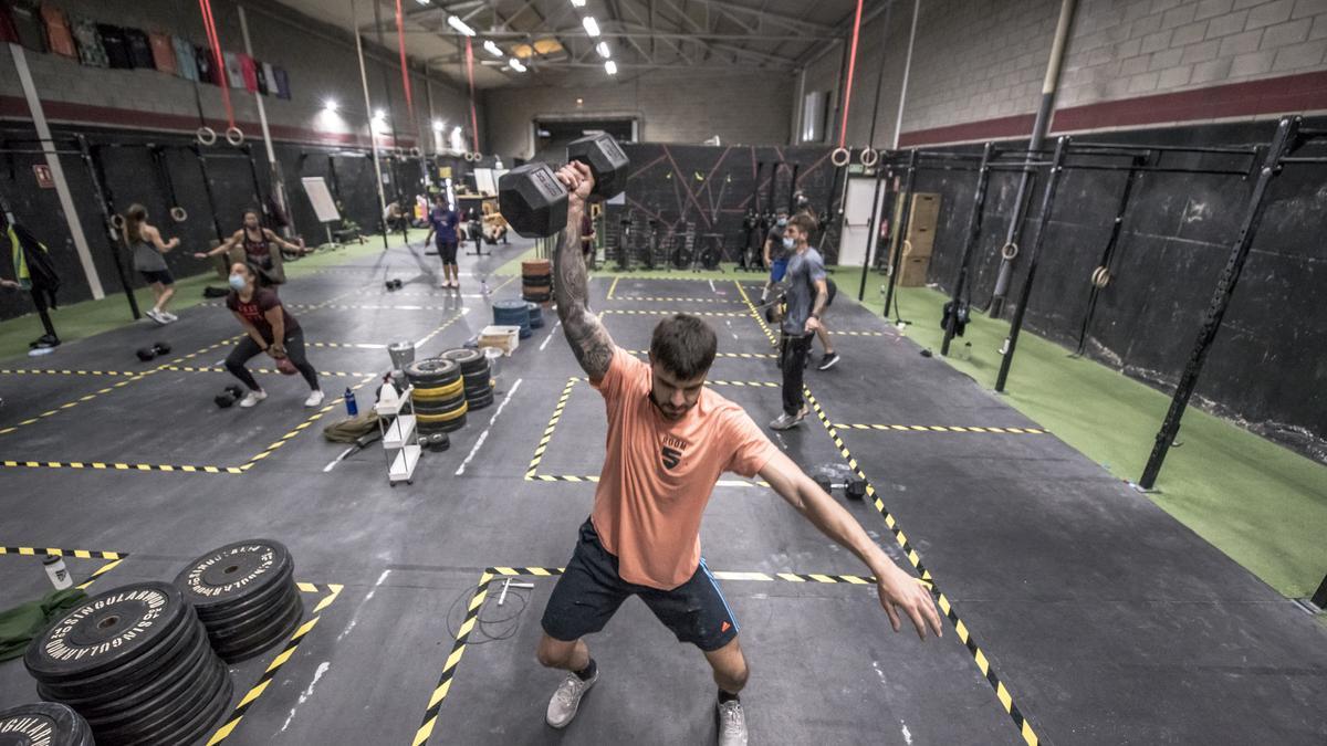 Varias personas practican CrossFit en Manresa.