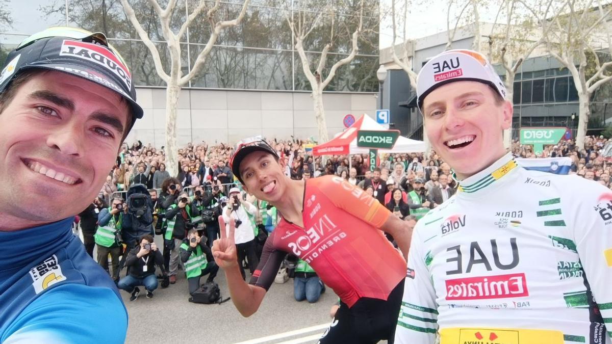 Landa (izquierda), Pogacar y Bernal bromean en el podio final de la Volta.