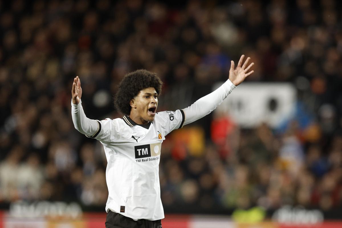LaLiga condena los comentarios racistas en las redes hacia Peter Federico