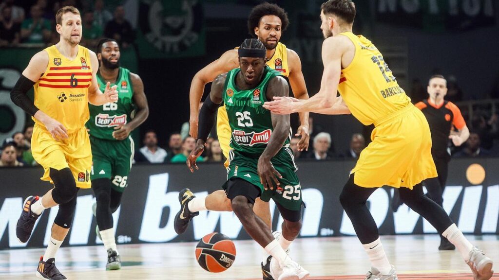 Nunn avanza hacia la canasta azulgrana ante la oposición de Satoransky.