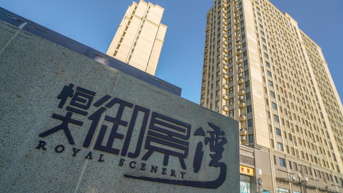 Un cartel en la puerta principal dice "Evergrande Royal Scenery" en un complejo de viviendas Evergrande Royal Scenery en Beijing