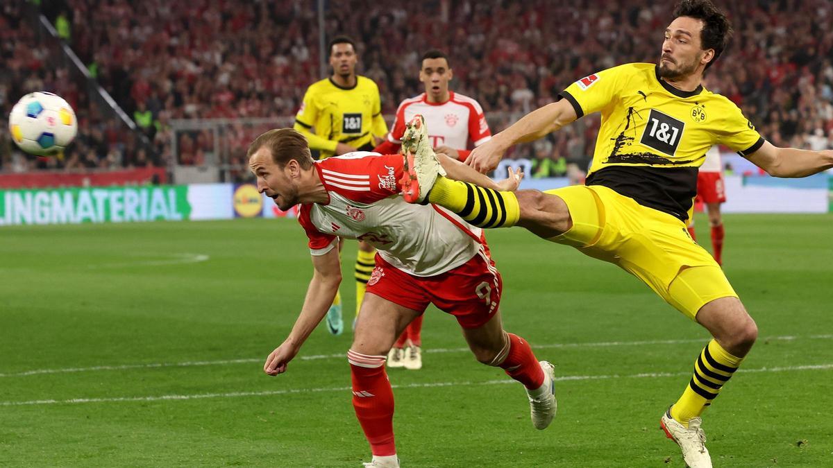 Kane cabecea junto a Hummels, este sábado en Múnich.