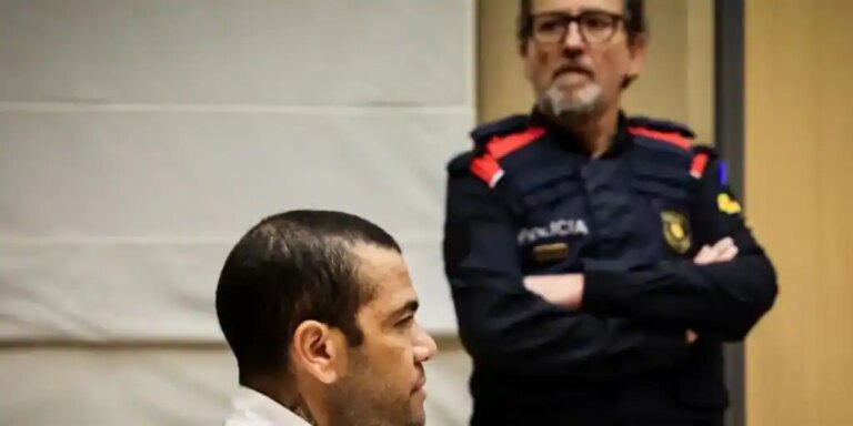 La Audiencia de Barcelona decidirá este martes si Dani Alves sale de la cárcel