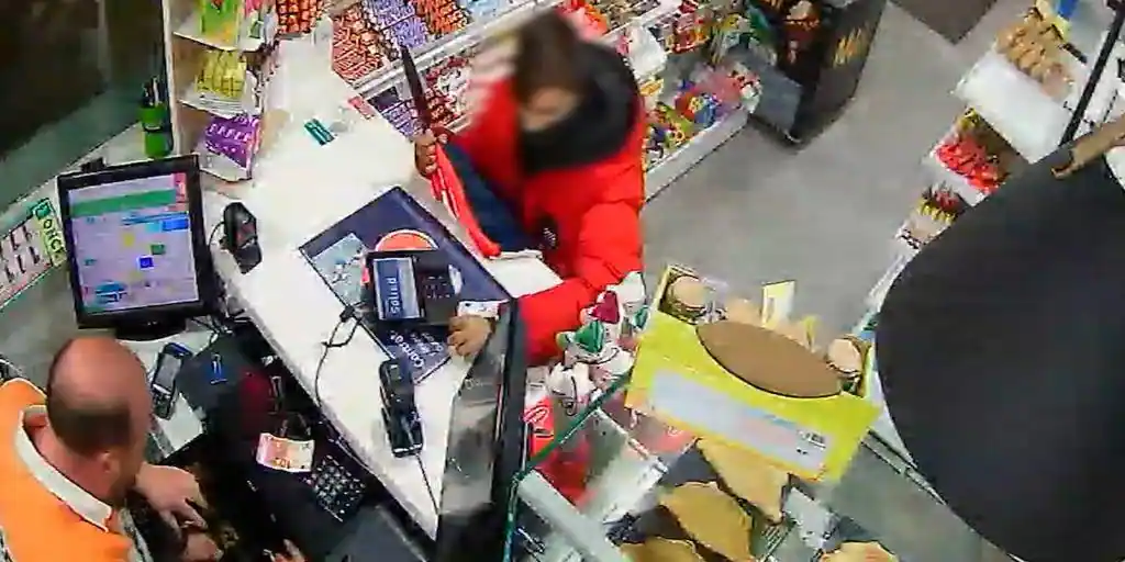 Detenido un joven por amenazar con un cuchillo de cocina al empleado de una gasolinera de Valencia para llevarse la recaudación