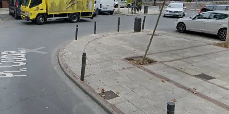 Un conductor ebrio se da a la fuga tras atropellar a una pareja y arrastrar a un policía en excedencia que trató de detenerlo