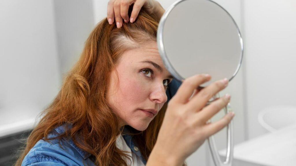 mujer recibiendo tratamiento perdida cabello clinica