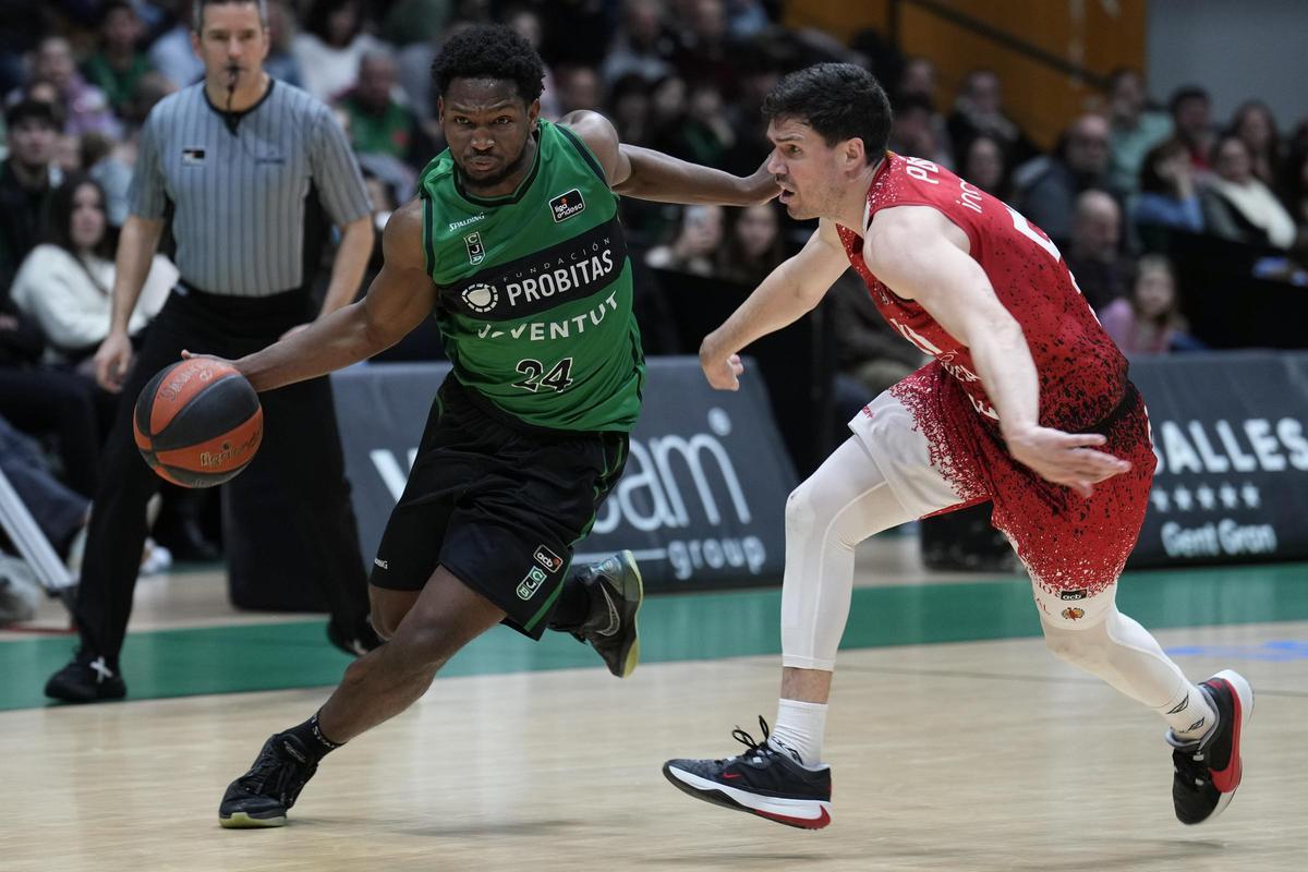 Un triple de Steinbergs sobre la bocina aúpa al Manresa en Badalona (81-83)