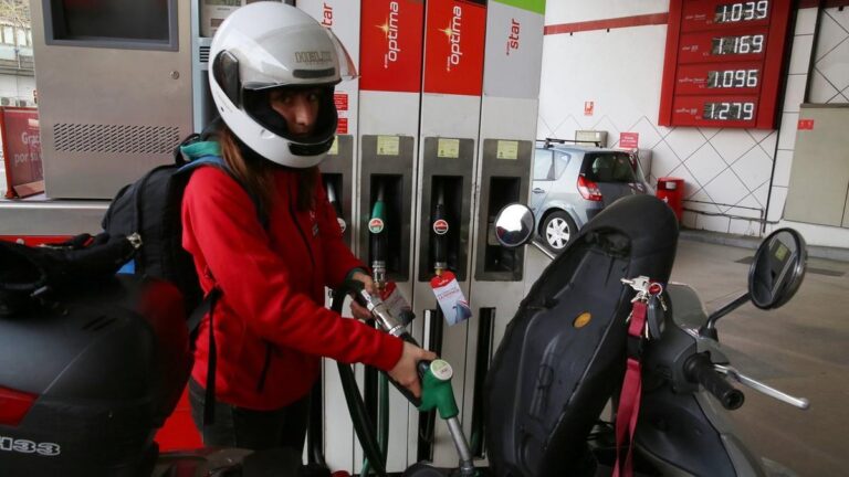 Una gasolinera en una calle de Barcelona.