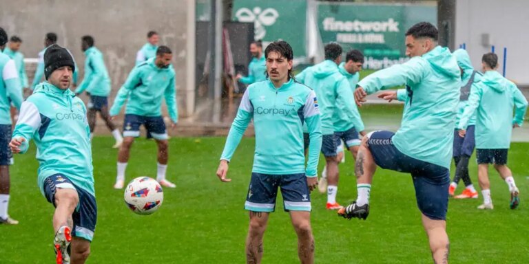 Bellerín y Chimy Ávila, novedades en la convocatoria del Betis para visitar al Girona