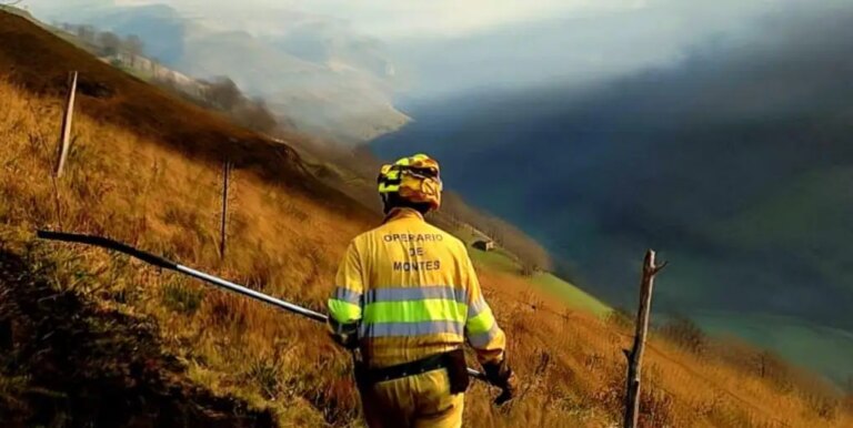 Un bombero forestal muere cuando trabajaba en la extinción de un incendio en un monte de Cantabria