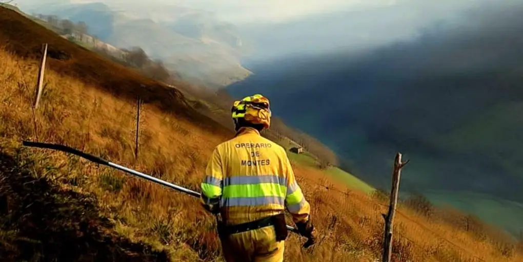 Un bombero forestal muere cuando trabajaba en la extinción de un incendio en un monte de Cantabria