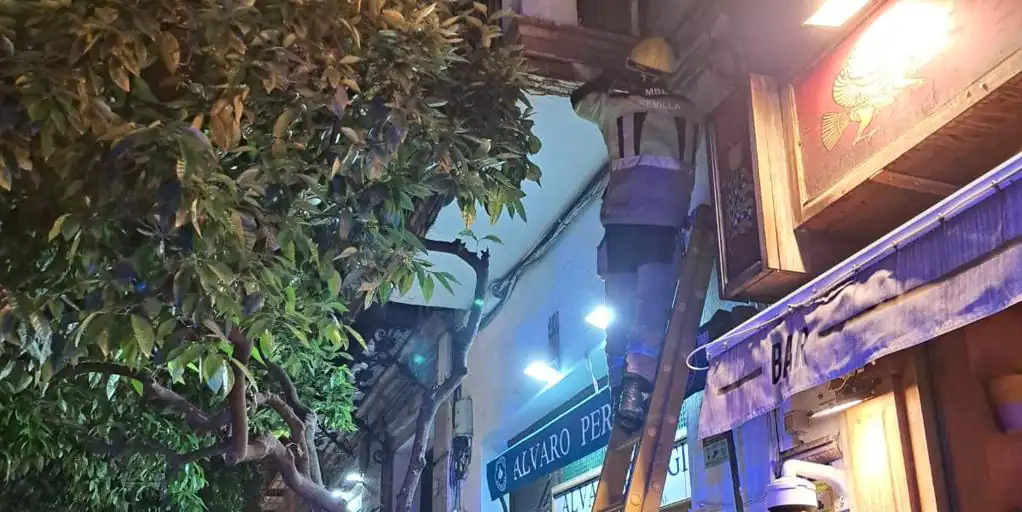 Atendidas dos personas tras desprenderse fragmentos de un balcón de la calle Mateos Gago de Sevilla