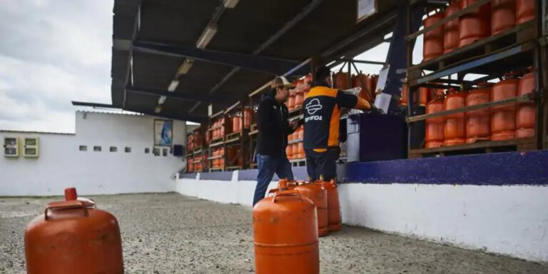 Un trabajador 'lesionado' de Veiasa fue pillado cargando bombonas de butano estando de baja