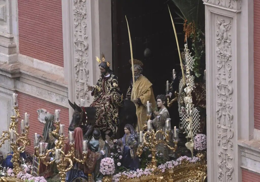 Un Domingo de Ramos en Sevilla roto por la lluvia en el que sólo la Borriquita ha completado su recorrido
