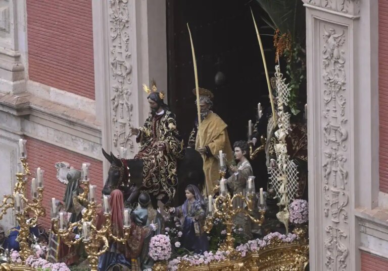 Un Domingo de Ramos en Sevilla roto por la lluvia en el que sólo la Borriquita ha completado su recorrido