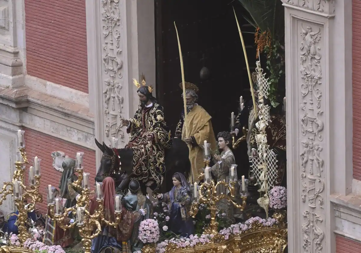 Un Domingo de Ramos en Sevilla roto por la lluvia en el que sólo la Borriquita ha completado su recorrido