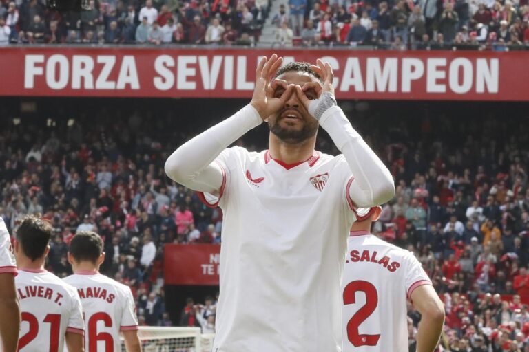 El Sevilla sigue al alza y la Real Sociedad continúa deprimida (3-2)