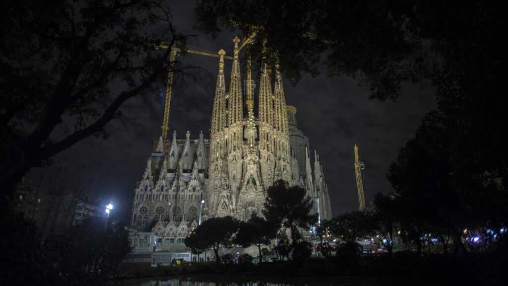 La hora del planeta, apagada de la iluminación en edificios emblemáticos de todo el mundo. En la foto la Sagrada Familia.