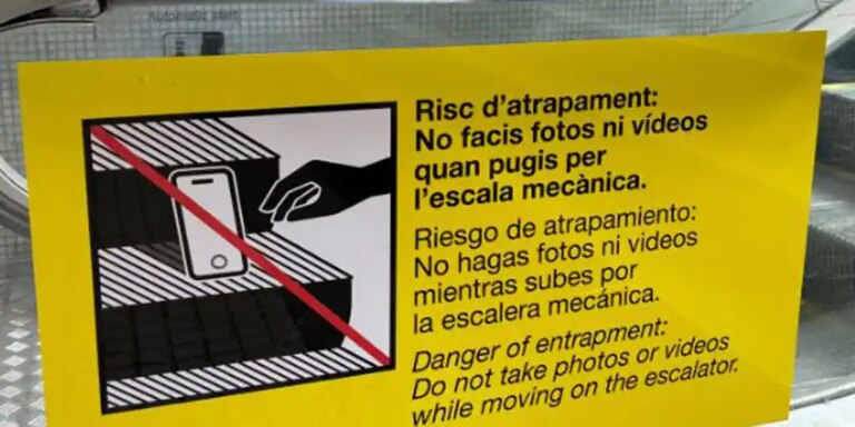 «Riesgo de atrapamiento»: prohíben los 'selfies' con la Sagrada Familia desde las escaleras mecánicas del Metro de Barcelona