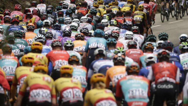 Els ciclistes en grup durant la Volta 2023.