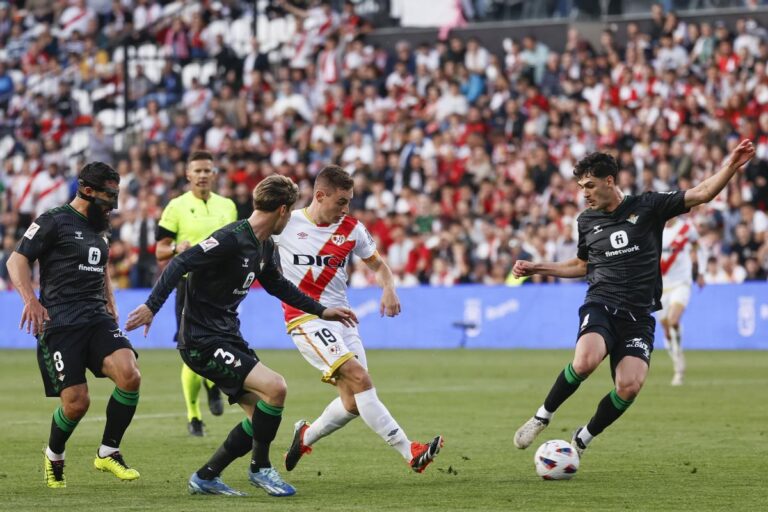 El Rayo recupera la sonrisa ante el Betis
