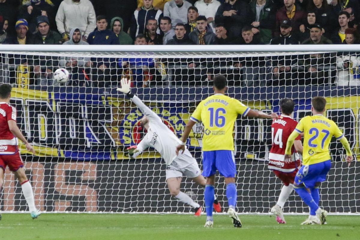 Un gran gol de Navarro insufla ánimo al Cádiz y hunde al Granada