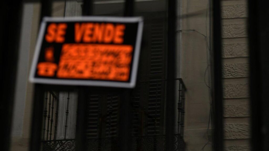 Imagen de archivo de un cartel de ‘Se vende’ colgado en el balcón de una vivienda