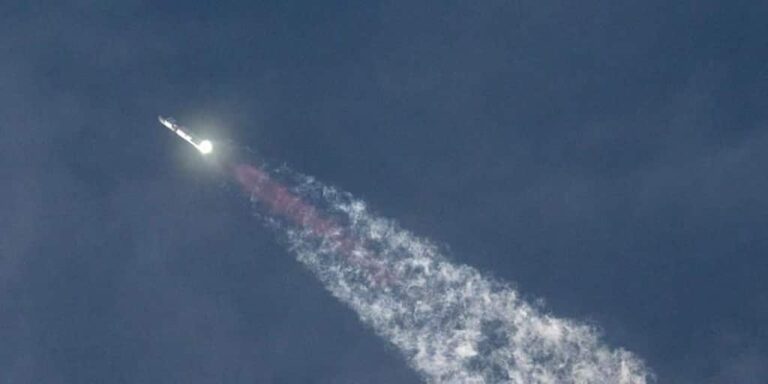 Elon Musk consigue por primera vez volar con éxito su megacohete Starship, pero se desintegra durante la reentrada