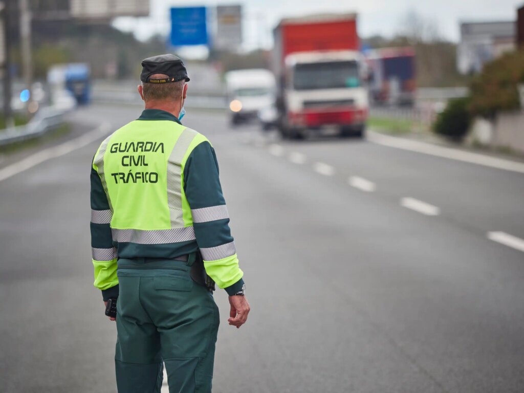 Seis personas muertas, dos de ellas guardias civiles, al saltarse un conductor un control en la autovía AP-4 en Los Palacios