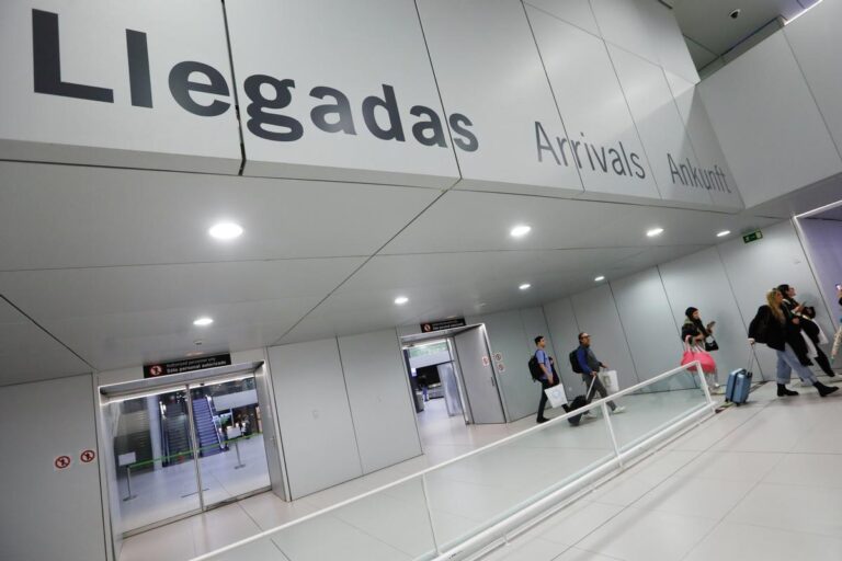 Los precios del transporte aéreo de pasajeros bajaron un 7,9% en el último trimestre de 2023