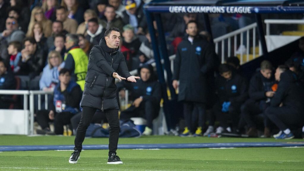 Xavi en la banda durante el partido de vuelta de los octavos de final de la Champions contra el Nápoles en Montjuïc.