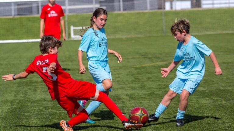 Niños jugando al fútbol