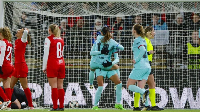 Aitana Bonmatí celebra amb Salma Paralluelo el segon i definitiu gol contra el Brann, ahir en l’anada dels quarts de la Champions.