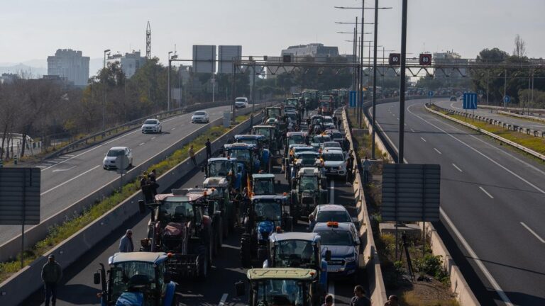 Protestas de agricultores en la avenida Diagonal de Barcelona.