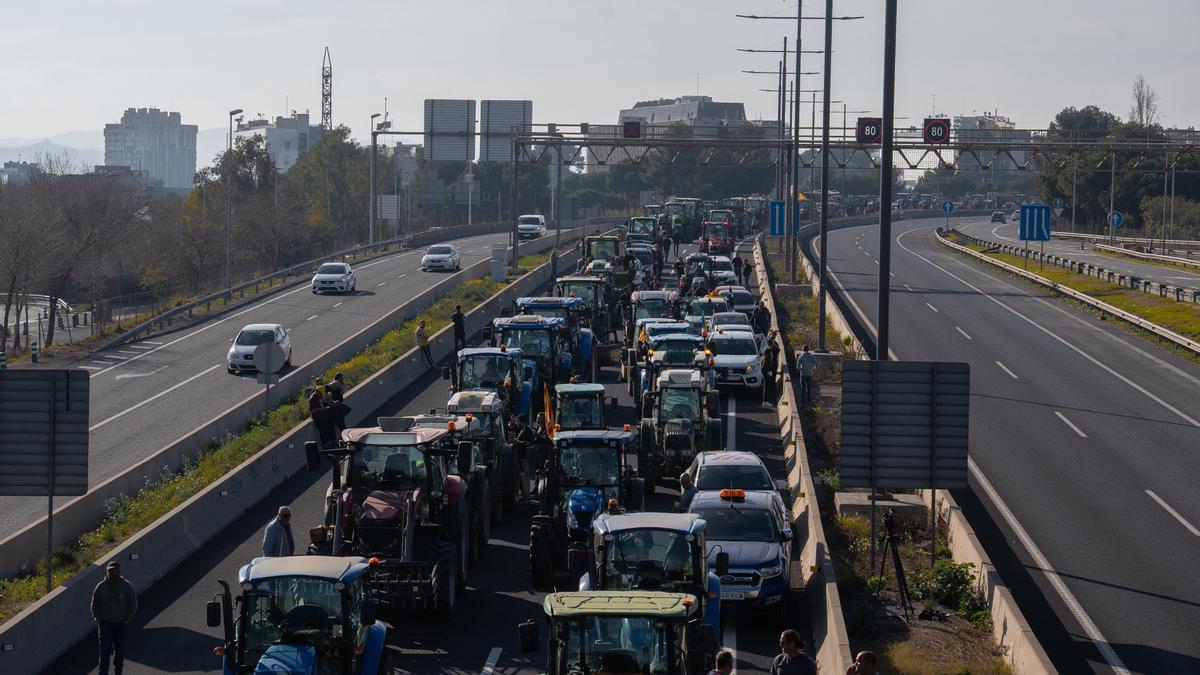Protestas de agricultores en la avenida Diagonal de Barcelona.