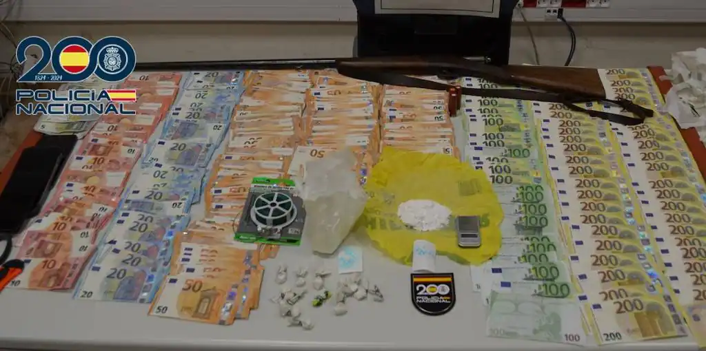 Más de 30.000 euros en efectivo, un arma y un coche de alta gama: detienen a un traficante de cocaína reincidente en Valencia