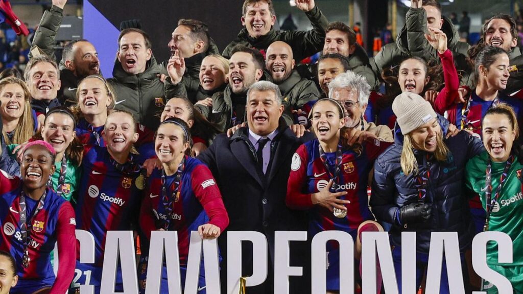 Las jugadoras del FC Barcelona acompañadas por el presidente del equipo blaugrana, Joan Laporta, celebran su victoria en la final de la Supercopa tras derrotar al Levante en el encuentro disputado en el estadio de Butarque, en la localidad madrileña de Leganés.