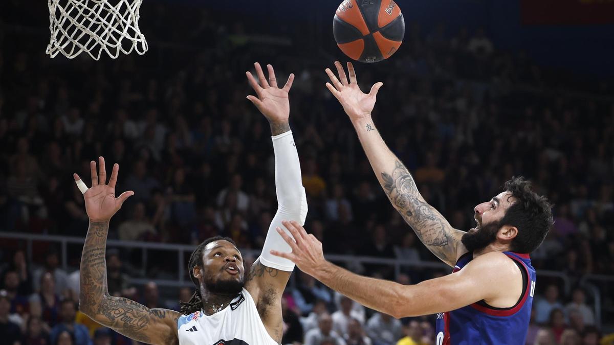 Ricky Rubio trata de encestar en el partido ante el Breogán en el Palau.