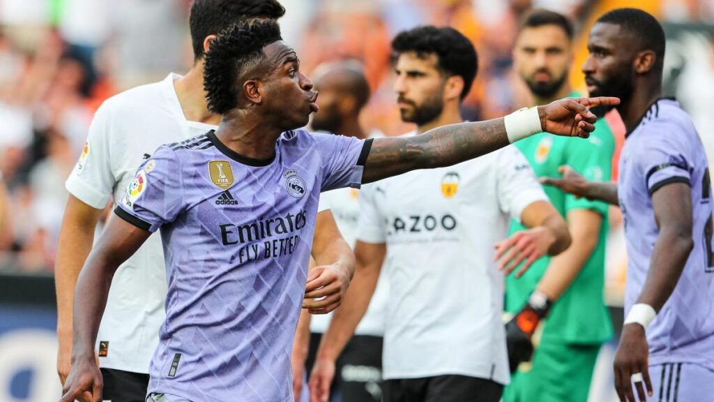 El jugador del Real Madrid, Vinicius Jr, señalando a los aficionados que le insultaban en Mestalla