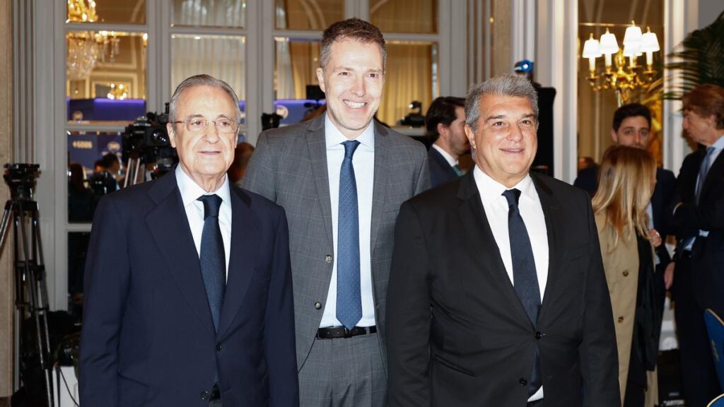 El presidente del Real Madrid, Florentino Pérez; el del FC Barcelona, Joan Laporta; y el CEO de A22 Sports, Bernd Reichart, en un desayuno informativo sobre la Superliga en Madrid.